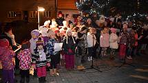 V Lomnici nad Lužnicí si koledy zazpívali u vánočního stromu.