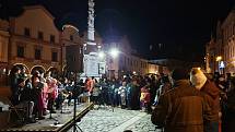 Akce Česko zpívá koledy se v Třeboni pravidelně účastní více než stovka lidí.