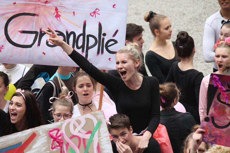 V pátek odpoledne se třetí zámecké nádvoří zaplnilo majálesovými maskami studentů čtyřech hradeckých středních škol.