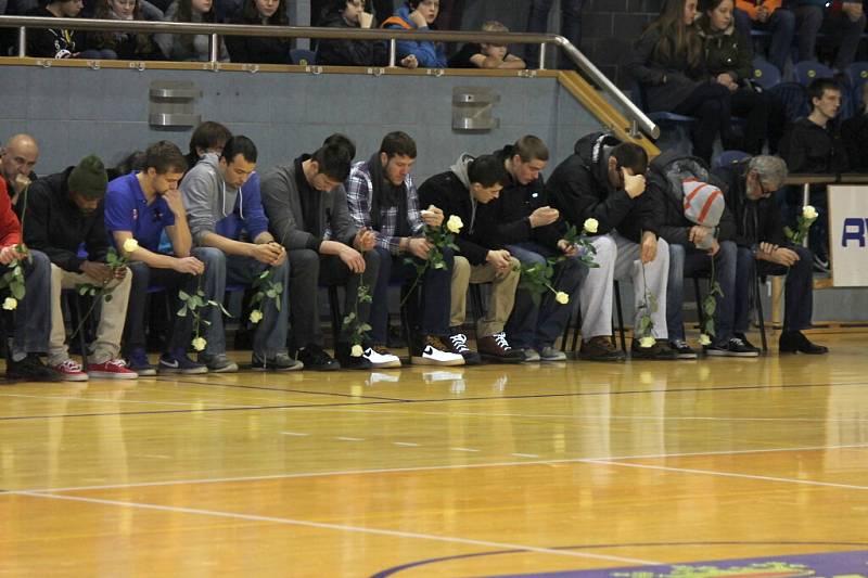 Pietní akt v jindřichohradecké sportovní hale, kde se lidé loučili s třemi tragicky zesnulými basketbalisty.