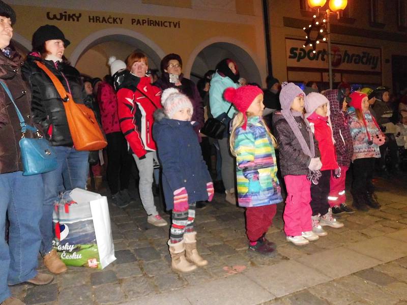 V Třeboni na Masarykově náměstí si koledy zazpívalo na tři stovky lidí.