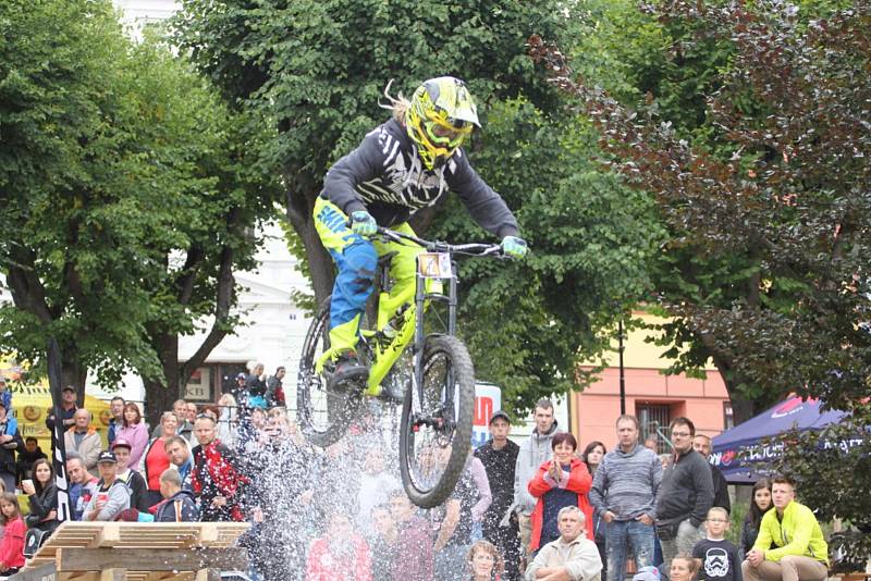 Z jízdy odvážných bikerů, kteří se řítili z dačické věže až na náměstí, se mnohdy tajil dech.