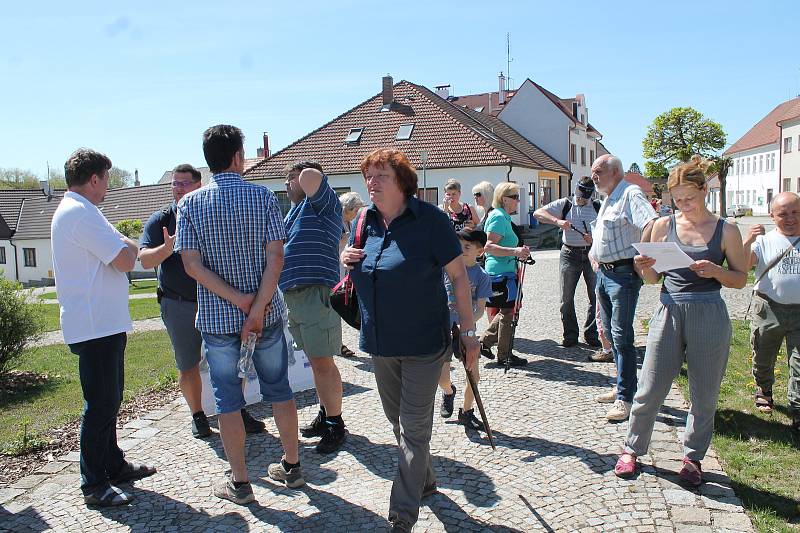 V Deštné se lidé sešli při protestu proti vybudování úložiště jaderného odpadu.