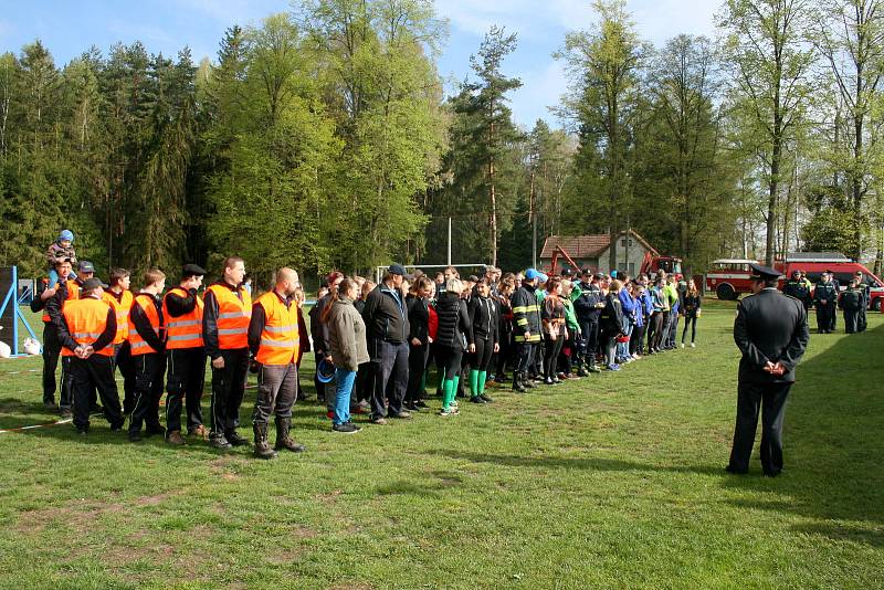 Okresní soutěž v požárním sportu se uskutečnila na fotbalovém hřišti v Plavsku.