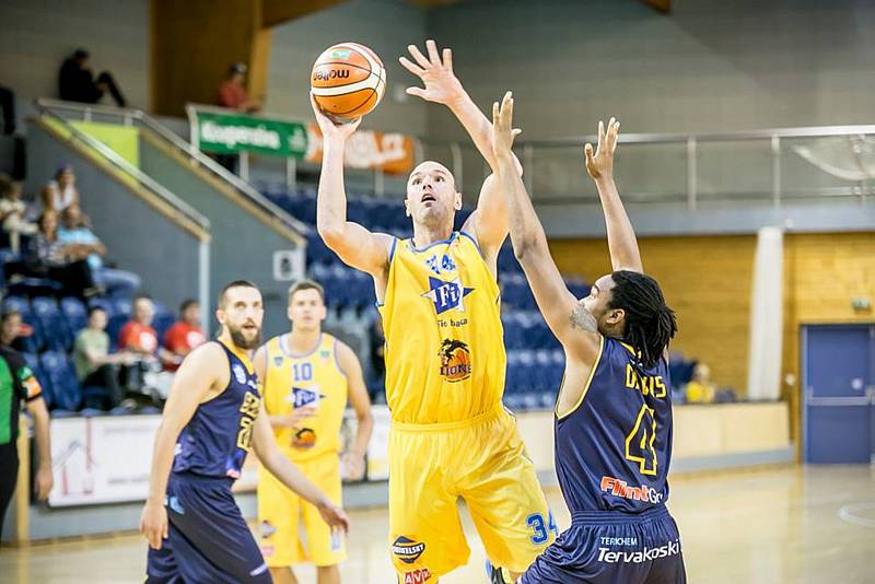 Hradečtí basketbalisté porazili na turnaji slovenský Svit 93:84.