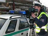 KOTROLY. Nový přenosný radar, který dostali policisté na Jindřichohradecku, může řidiče zaskočit prakticky kdekoli. Na snímku ho obsluhuje Stanislav Fila.