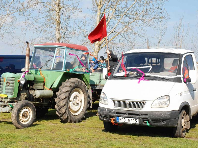 Prvomájový průvod se odehrál v Novosedlech nad Nežárkou.