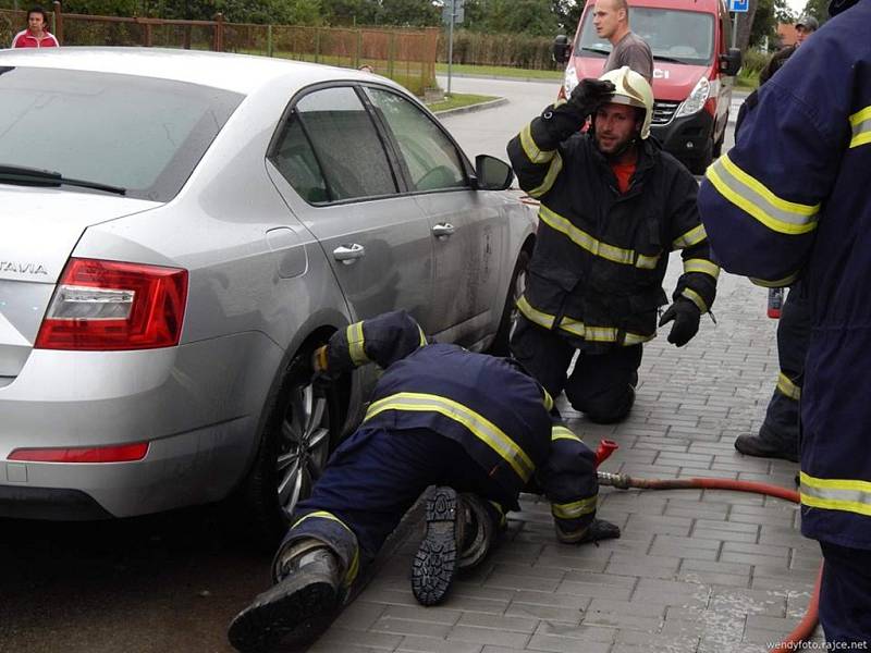 V Lomnici od zábavné pyrotechniky začalo hořet auto. Na místě zasahovali profesionální a místní dobrovolní hasiči. 