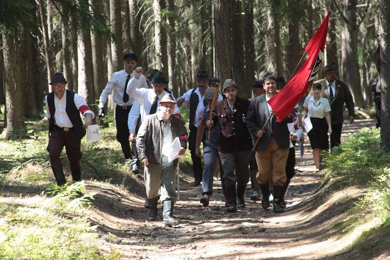 Atraktivní podívanou nabídl 14. ročník akce s názvem Přepadení řopíků 1938, která se uskutečnila v pevnostním areálu u Slavonic.