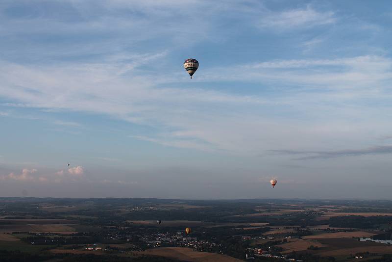 Piloti absolvovali ve středu večer první soutěžní let.