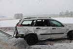 V noci na čtvrtek z neznámých důvodů auto skončilo v rybníce v obci Vydří na Jindřichohradecku. Řidič na následky zranění zemřel.