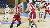 Jindřichohradečtí basketbalisté se v 10. kole nejvyšší soutěže dostali prvního vítězství, když na domácí palubovce zdolali silné Pardubice 92:90.