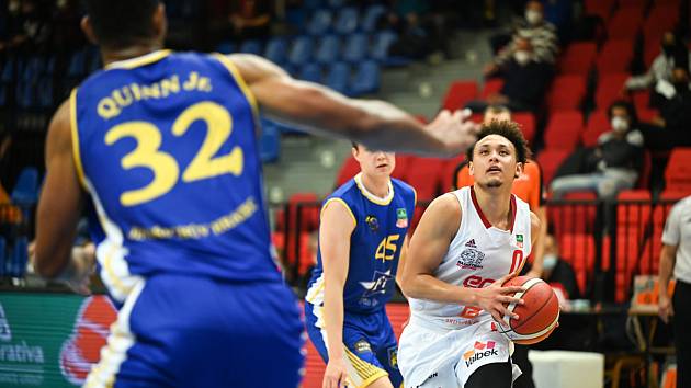 Basketbalisté mistrovského Nymburku (v bílém) v 11. kole KNBL porazili Jindřichův Hradec vysoko 116:75