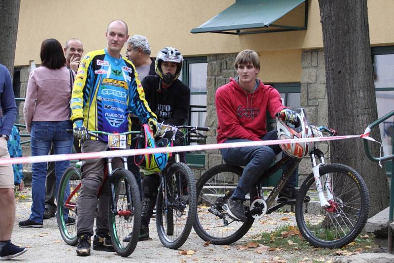 Z jízdy odvážných bikerů, kteří se řítili z dačické věže až na náměstí, se mnohdy tajil dech.