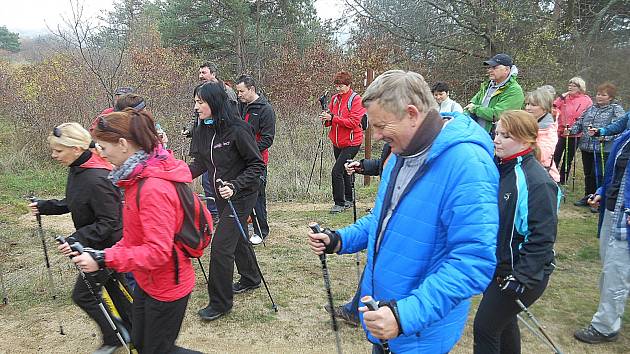 Běžkařské stopy v okolí Slavonic využívají při nedostatku sněhu alespoň vyznavači nordic walking.