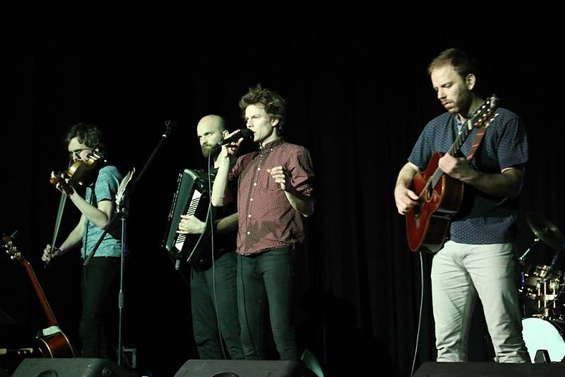 Při roznášení básní v ulicích Třeboně v rámci Guerilla poetringu doprovázela básníky kapela Zrní.