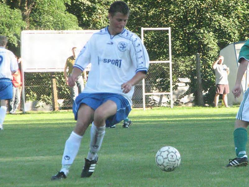 Fotbalisté Suchdola po porážkách v Třěběticích a s Lomnicí doma tentokrát proti Ševětínu zabrali a zlepšeným výkonem ve druhém poločase nakonec vybojovali zasloužené vítězství.  Na snímku kontroluje balon mladý suchdolský zadák Marek Prášil.