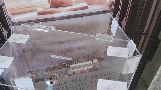 Vypáčená kasička na jindřichohradeckém zámku s peněžními dary na opravu kostela svatého Jakuba.
