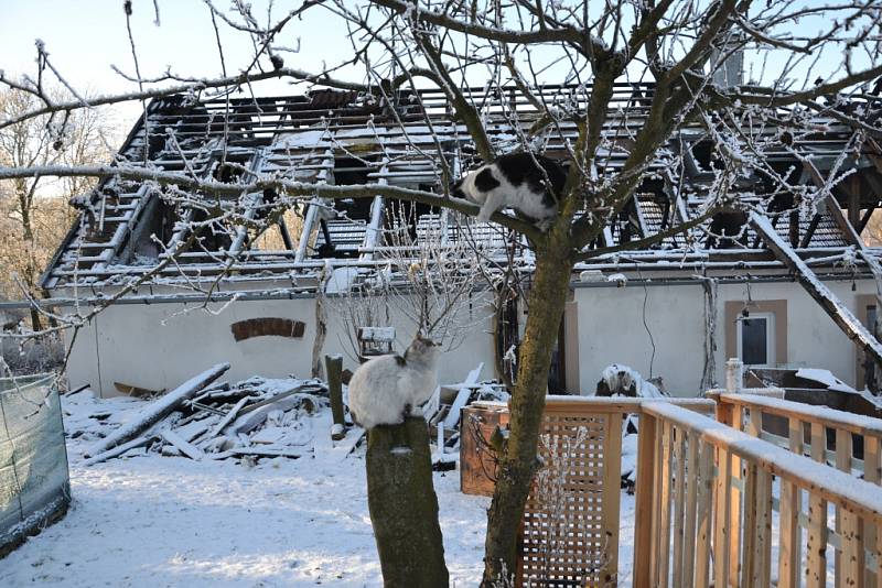 Smutný silvestrovský pohled na vyhořelé stavení rodiny Vocílkových z Horní Radouně. 