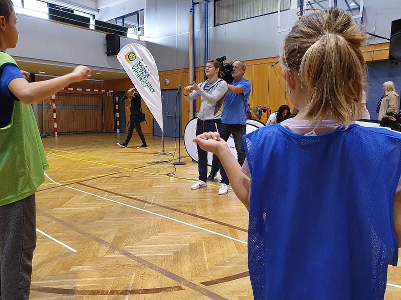 Děti ze Základní školy Na Sadech v Třeboni si společně zatrénovaly s účastníky olympijských her.