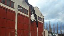 Silný vítr poškodil také střechu u dílen na opravu nákladních vozidel v Jindřichově Hradci.