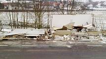 ZASTÁVKA ve Velkém Pěčíně nevydržela náraz nákladního auta a její statika se značně porušila. Bylo nutné ji zbourat. 