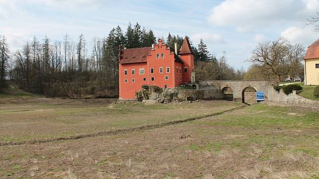 Rybník u zámku Červená Lhota je zatím stále vypuštěný.