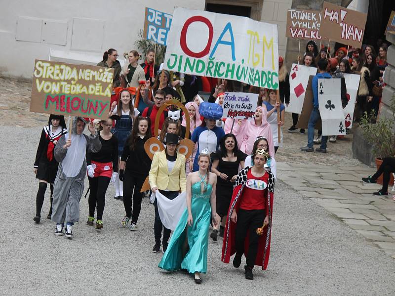 V pátek odpoledne se třetí zámecké nádvoří zaplnilo majálesovými maskami studentů čtyřech hradeckých středních škol.