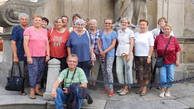 Účastníci vycházky za Františkem Pravdou se dostali i ke sloupu Nejsvětější trojice v Jindřichově Hradci. Foto: Milena Kodýmová