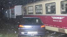 Srážka osobního auta s vlakem na přejezdu úzkokolejky u Hůrek. 
