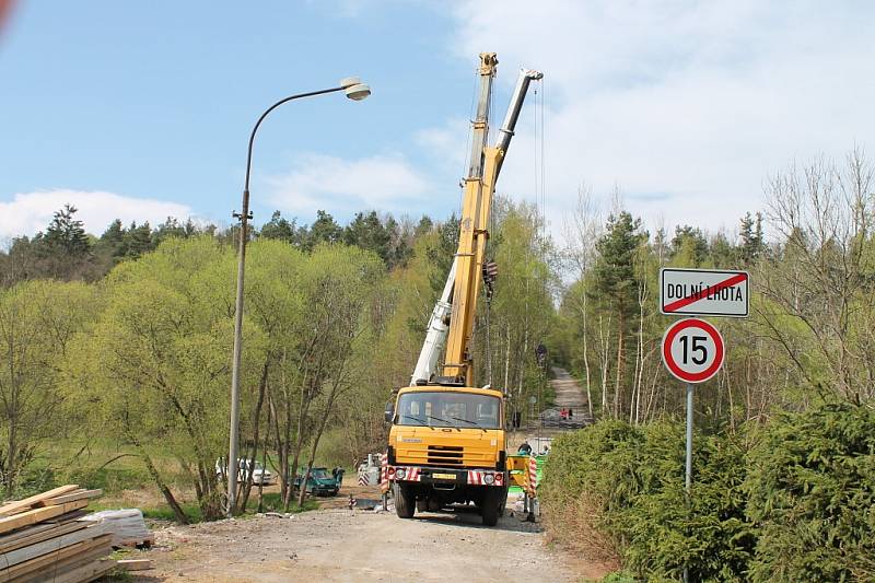 Pokládání nové konstrukce na mostě v Dolní Lhotě.