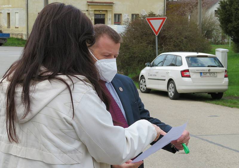 V Člunku na Jindřichohradecku se žije jako v Kocourkově, zasedání zastupitelstva bylo odvoláno dvě hodiny před konáním. Občané a zastupitelé diskutovali před úřadem.