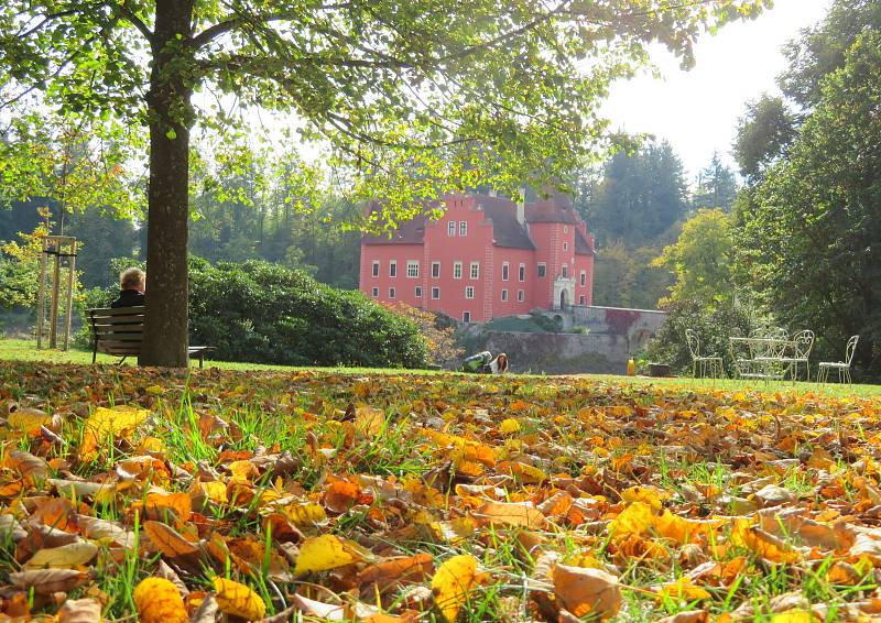Ačkoliv je renesanční zámek Červená Lhota bez vody, i tak má podzim v jeho okolí své kouzlo.