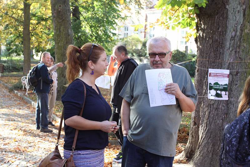 Odnést si památku na kaštanovou nadílku a zároveň se vyjádřit ke zrušení rozhodnutí mohli lidé na úterním happeningu v parku.