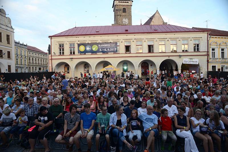 Oblíbený festival nabídne letos více než 70 filmů i hudební hvězdy.