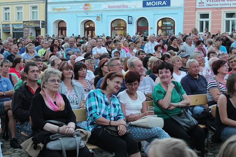 Zaplněné hradecké náměstí Míru si užilo koncert kapely Beatles Revival.