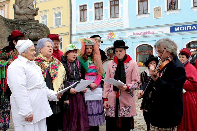 V Jindřichově Hradci baráčníci vynesli smrtku z města a rozloučili se tak se zimou. 