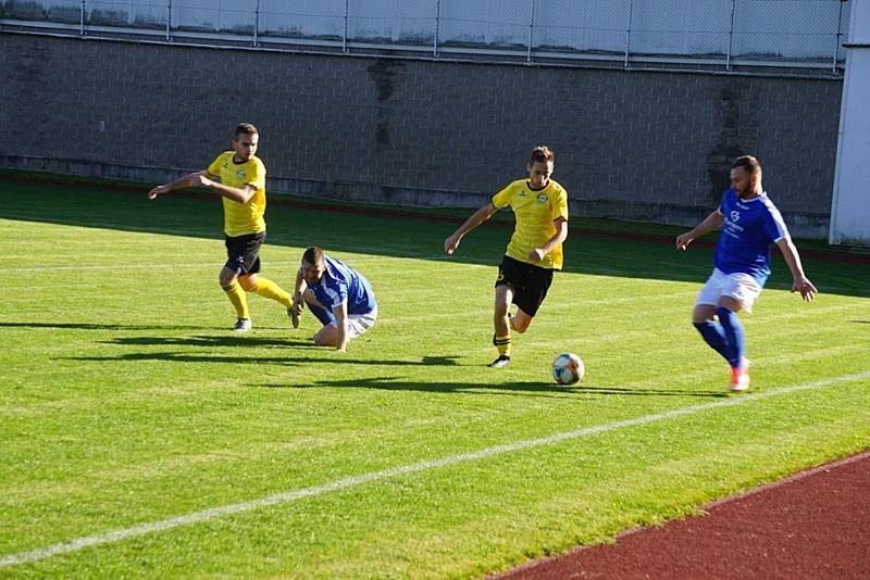 Fotbalisté Nové Bystřice (v modrém) doma nečekaně podlehli Neplachovu a přišli o první místo.