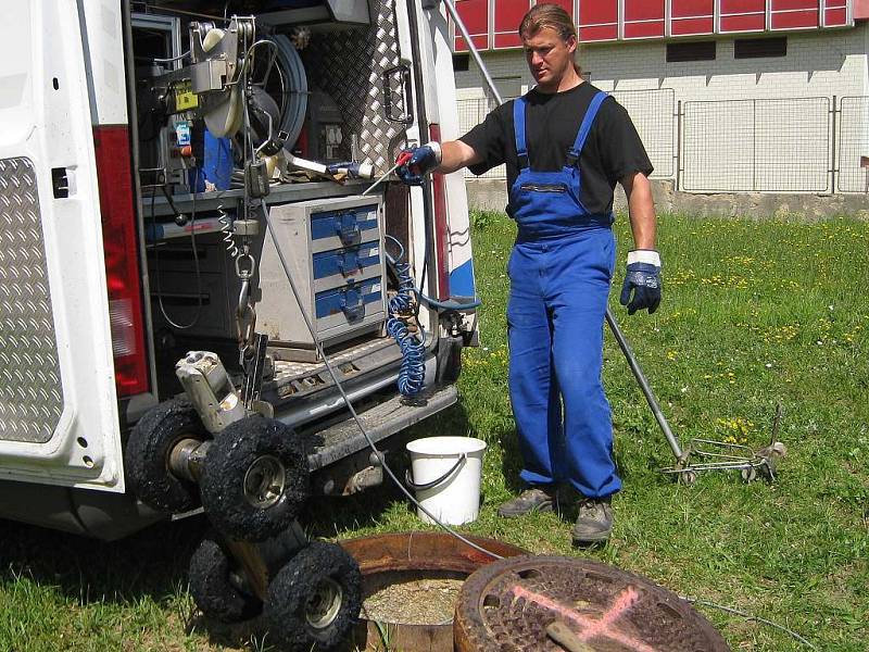 Pomocí speciální kamery lze najednou prozkoumat až pět set metrů  potrubí v kanalizaci a podrobně zjistit stav.  Pomocí speciální kamery lze najednou prozkoumat až pět set metrů  potrubí v kanalizaci a podrobně zjistit stav.  Na snímku Radek Nekola z VaK 