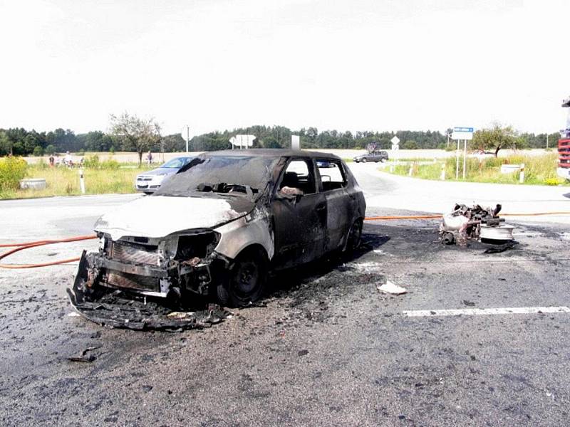 U Stráže shořela motorka i automobil