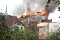 Pohled na plameny šlehající ze střechy pivovaru v Jindřichově Hradci, který 7. září zachvátil požár. 