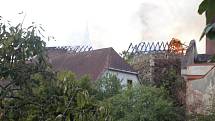 Pohled na plameny šlehající ze střechy pivovaru v Jindřichově Hradci, který 7. září zachvátil požár. 
