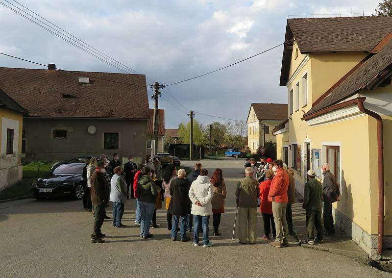 V Člunku na Jindřichohradecku se žije jako v Kocourkově, zasedání zastupitelstva bylo odvoláno dvě hodiny před konáním. Občané a zastupitelé diskutovali před úřadem.