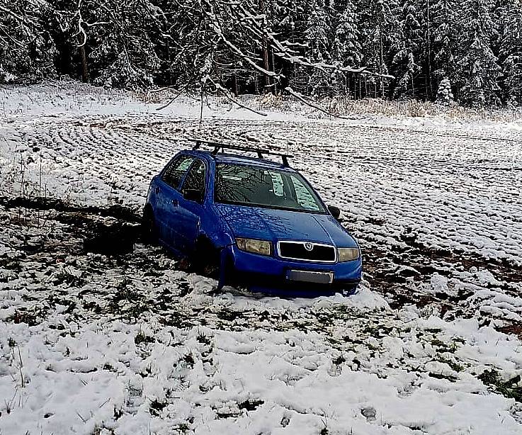 Nedělní nehoda na sněhu u Cizkrajova na Dačicku.