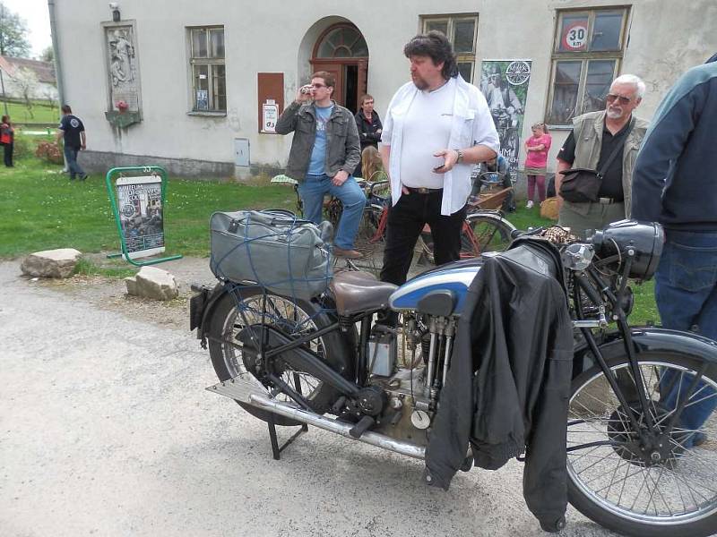 Zaniklá škola v Horní Radouni dnes slouží jako muzeum motokol.