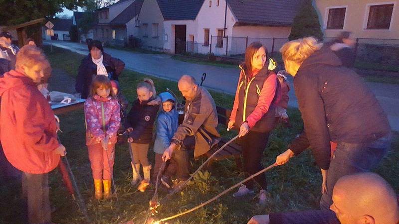 V Žíteči si lampionovým průvodem připomněli oběti války.