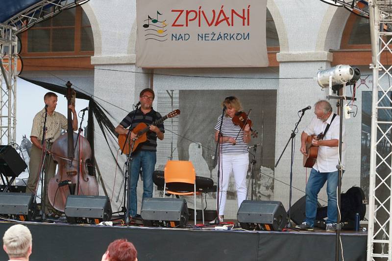 Dobrou náladu při zpívání v Jindřichově Hradci nezkazila ani dešťová přeháňka. Foto: Josef Böhm