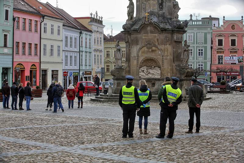 Jiří Machač z Tábora svolal další demonstraci protestující proti anticovidovým opatřením. Tři desítky účastníků se tentokrát sešly v sobotu ve 14 hodin v Jindřichově Hradci.