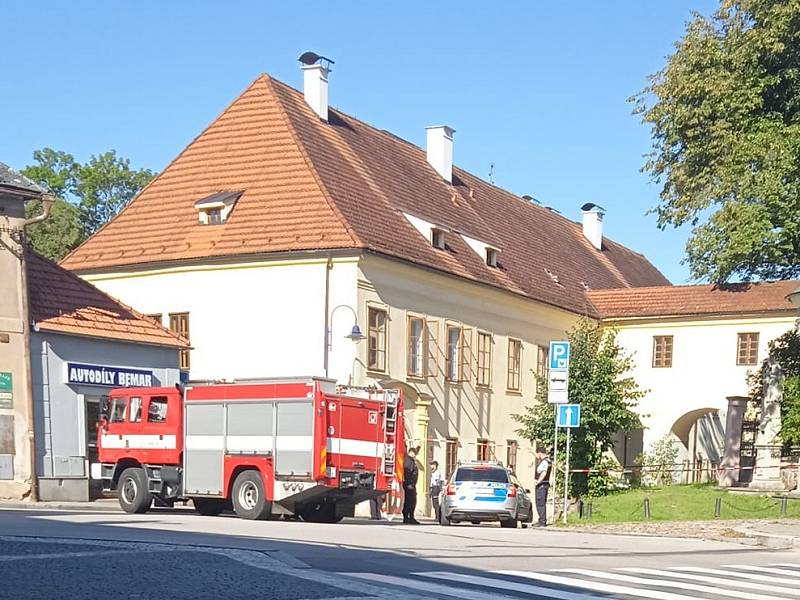 Uzavřené okolí Okresního soudu v Jindřichově Hradci kvůli ohlášení bomby.