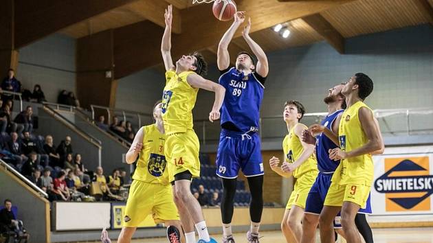 Basketbalisté GBA Lions (ve žlutém) v 17. kole I. ligy  doma nečekaně podlehli Litoměřicím 65:76.